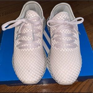 Light pink women’s Adidas Deerupts